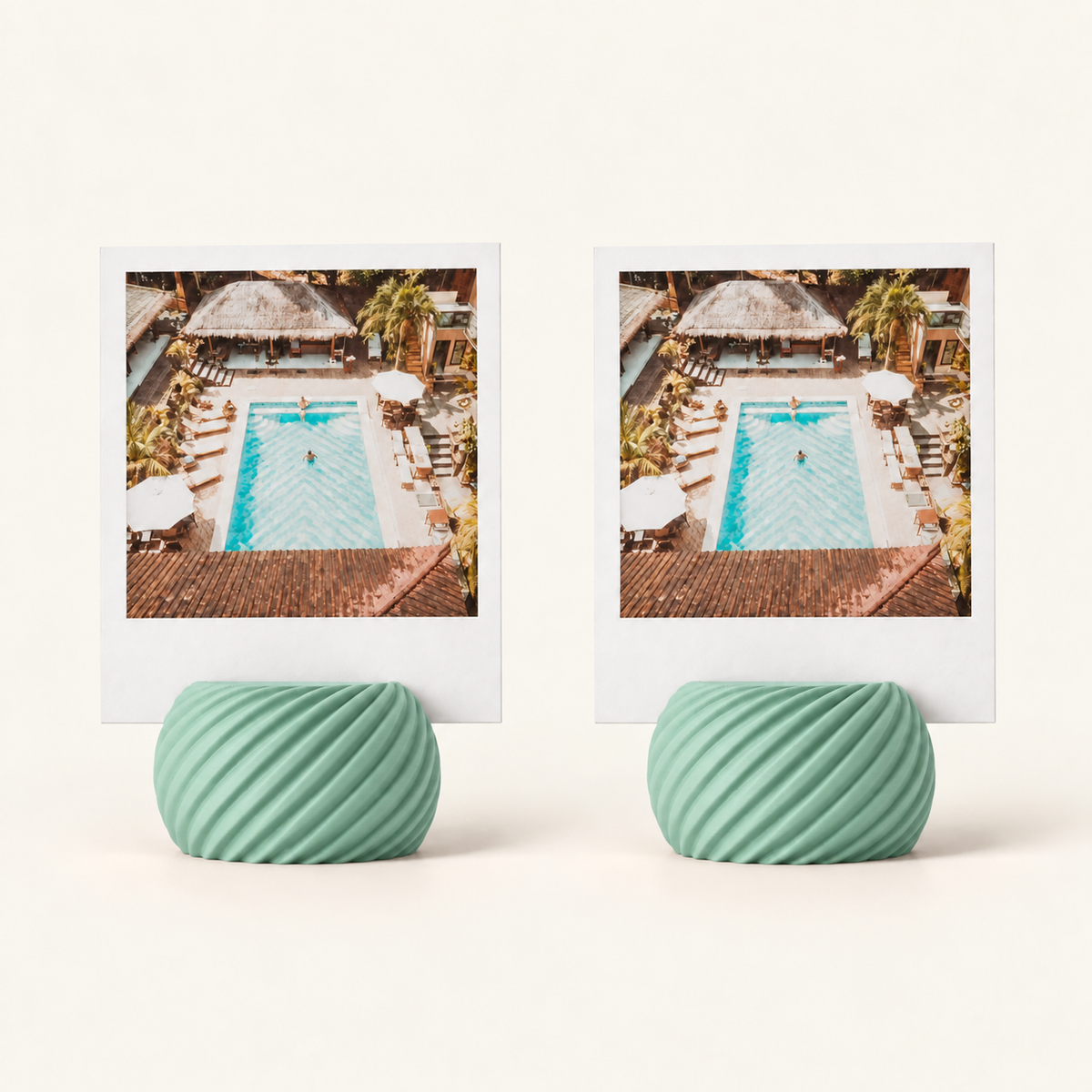 Farbvisualisierung: Zwei Twist-Fotohalter in Mint mit Papierfotos. Die Fotos gehören nicht zum Lieferumfang.