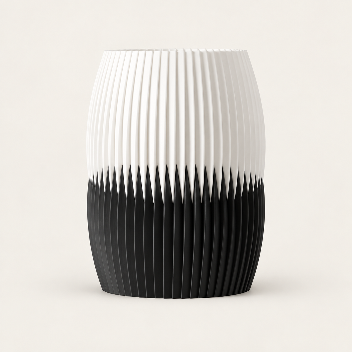 Novimea — Elfenbein / Schwarz. Farbvisualisierung nach Originaldesign; Lieferumfang laut Produktbeschreibung.