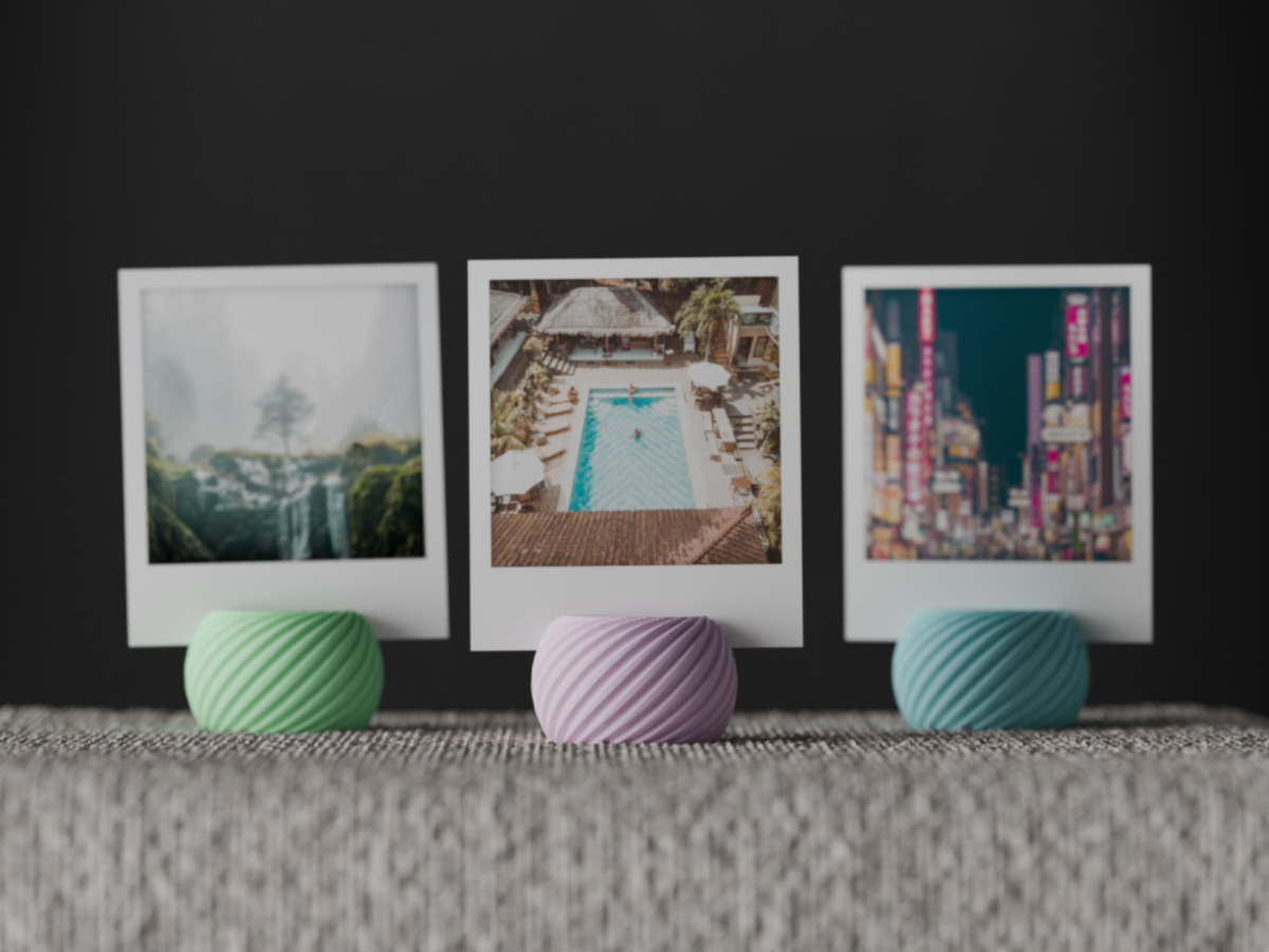 Photo Holder. Instax and Polaroid photo stand. — Originaldesign im Einsatz, Abstractia Design. Weitere Beispielfarben/Größen; bestellbare Auswahl und Lieferumfang laut Produktseite.