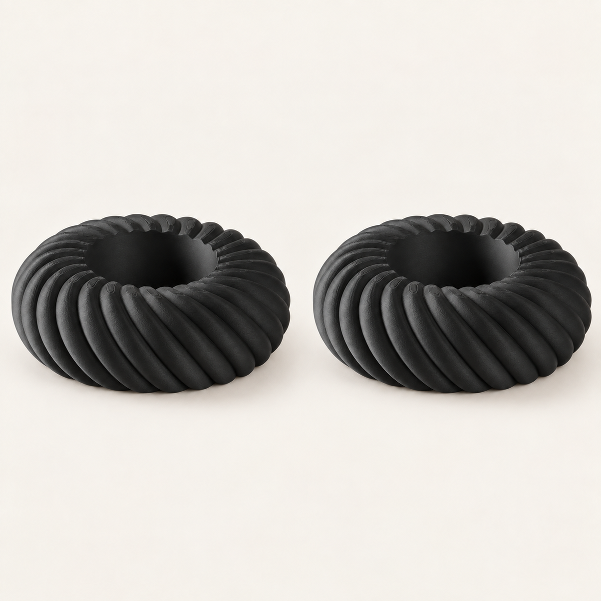 Rope · 2er-Set in Schwarz – zwei identische LED-Teelichthalter, ohne LED-Teelichter. Farbvisualisierung.