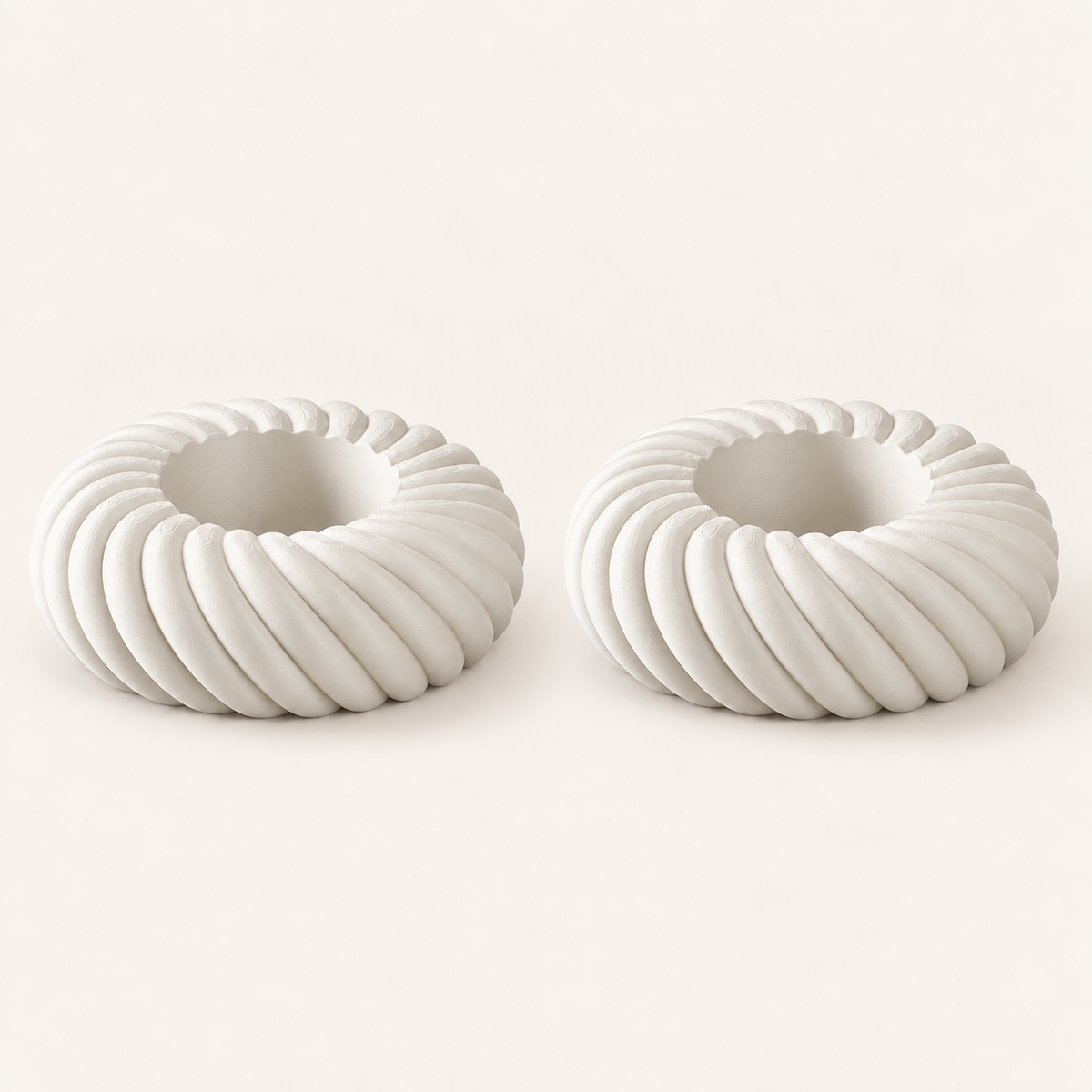 Rope · 2er-Set in Elfenbein – zwei identische LED-Teelichthalter, ohne LED-Teelichter. Farbvisualisierung.